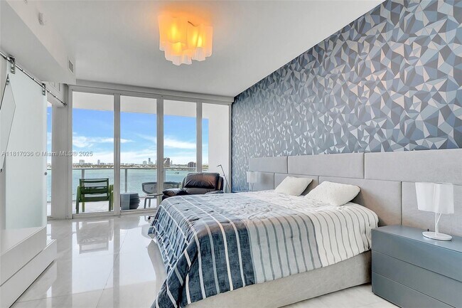 Building Photo - 2020 N Bayshore Dr