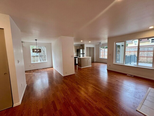 Building Photo - Move-In Special! Remodeled Rambler with La...