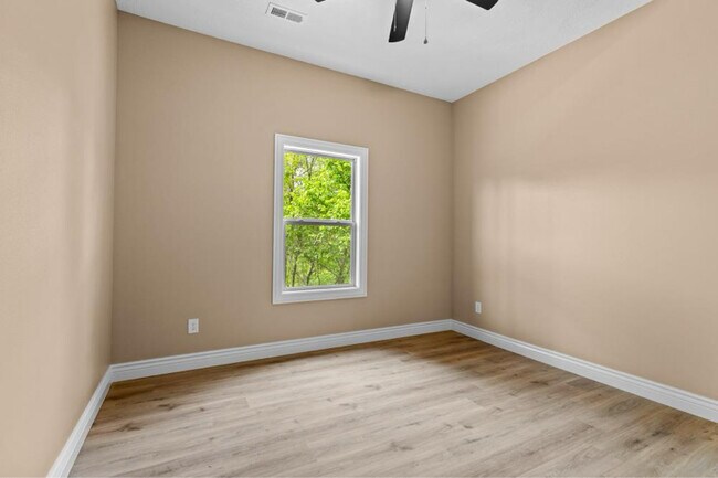 Building Photo - 106 E Mls Rd