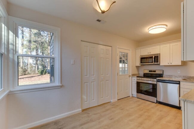 Building Photo - Charming Renovated Home with Modern Upgrades and Spacious Yard!