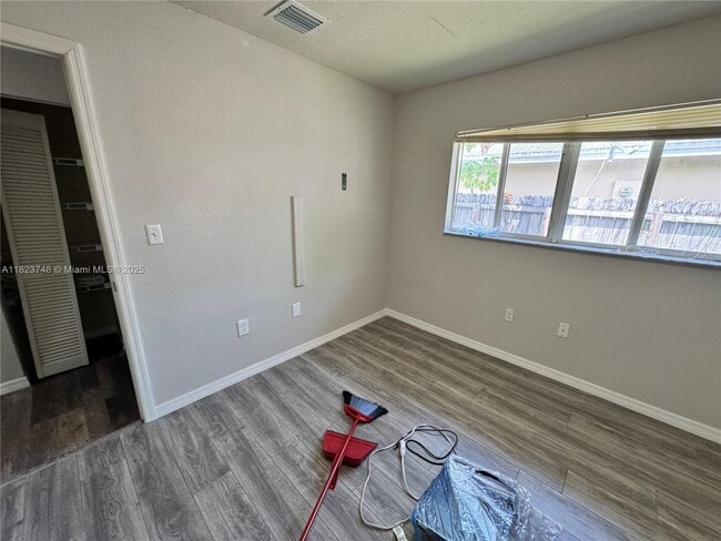 Building Photo - 855 W Davis Pkwy