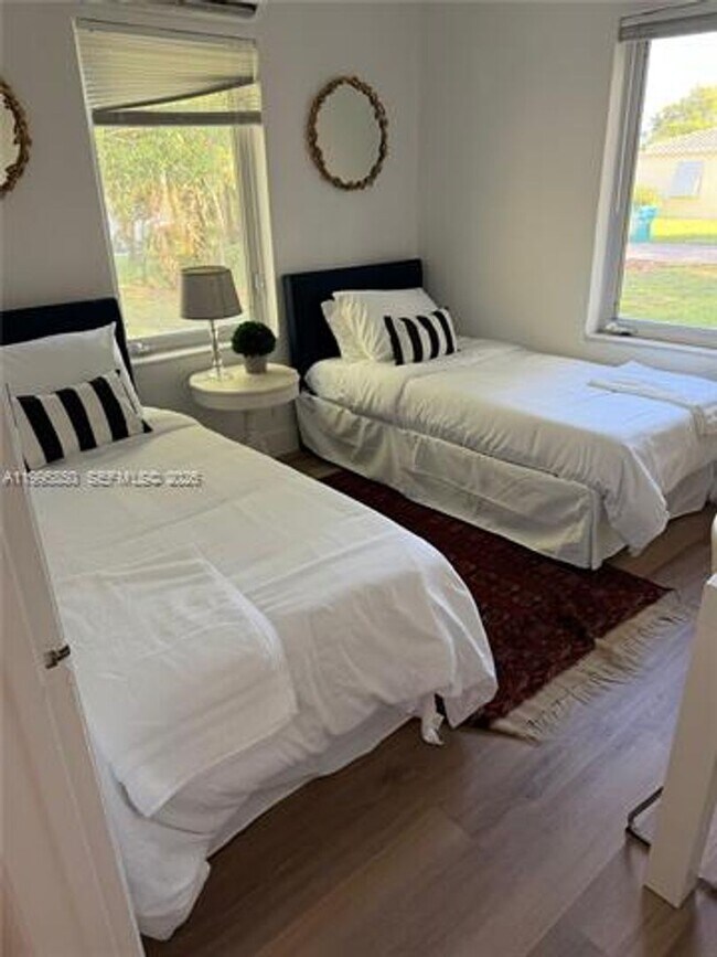 Building Photo - 11201 NE 10th Ave