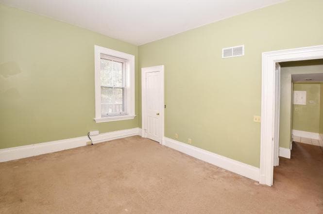 Large bedroom 15" x 13' with a walk-in closet. - 505 Milton St