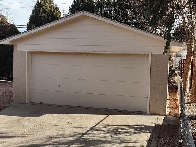 Building Photo - ALL PROSPECTIVE TENANTS MUST SUBMIT A $58 ...