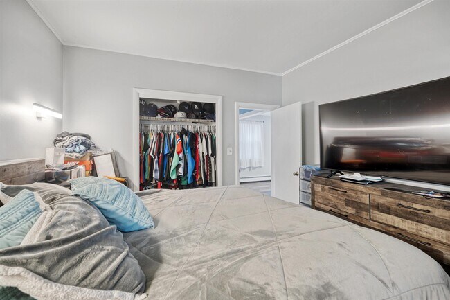 Building Photo - 429 Cartier St