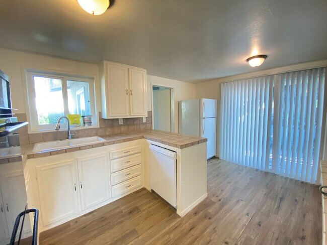 Building Photo - Great Normal Heights Location! IN UNIT Washer/Dryer, 2 Covered Parking Spots, Storage Locker!