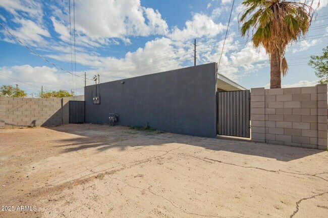 Building Photo - 2-bedroom, 1-bath duplex by ASU