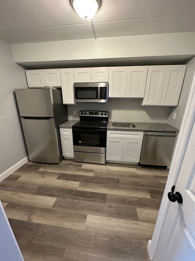 Building Photo - Remodeled Meadowood Condo Unit  3 beds 2 full baths (heat, water, sewer included great value)