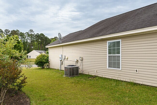 Building Photo - Three Bedroom House with Gated Backyard