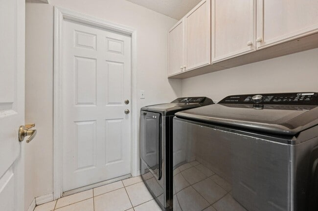 Building Photo - 5920 NW Wolverine Rd