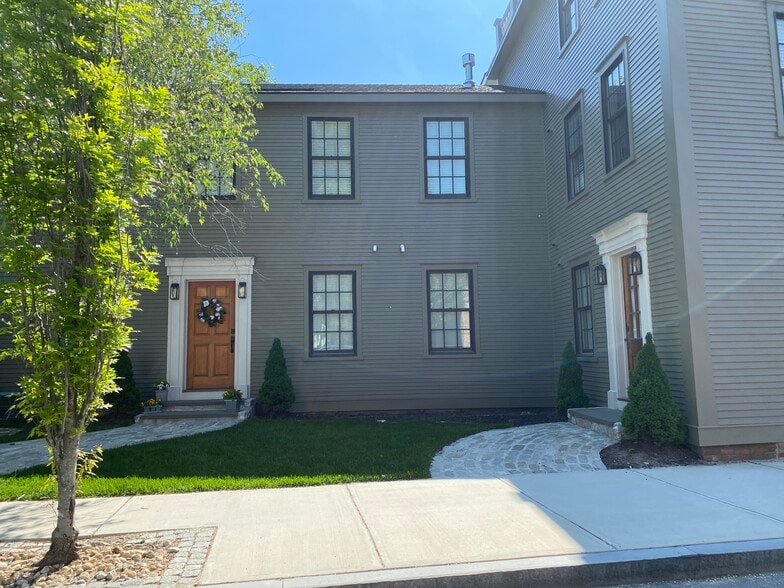 Private entrance - 252 Water St