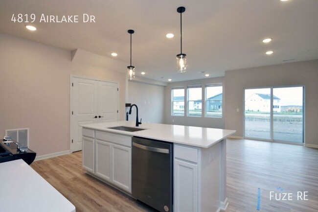 Building Photo - 4819 Airlake Dr