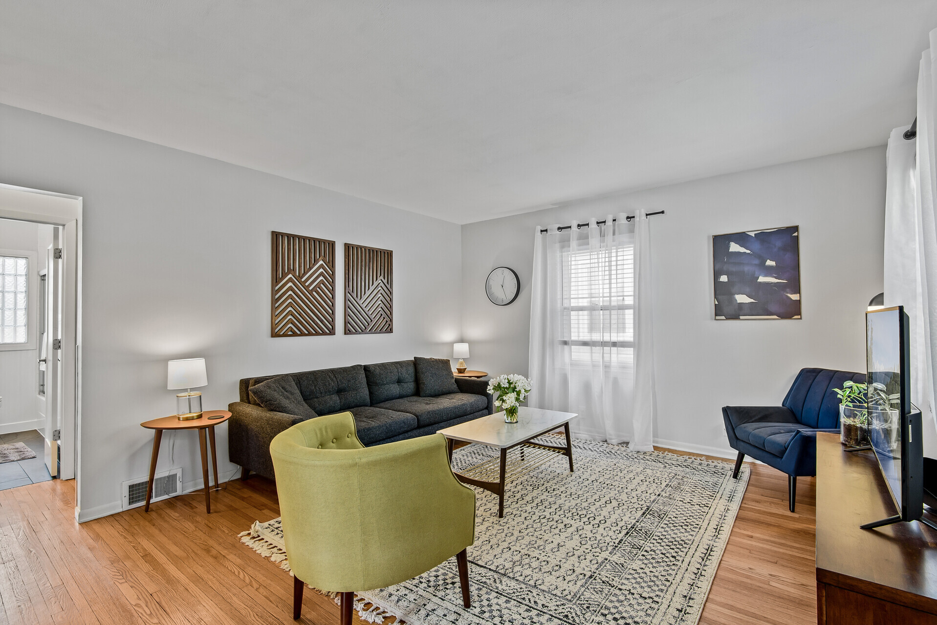 Bright sunny living room - 2749 Webster Ave S