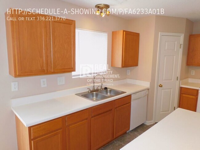 Building Photo - 3 Bedroom/2.5 Bath Greensboro Home with Fe...