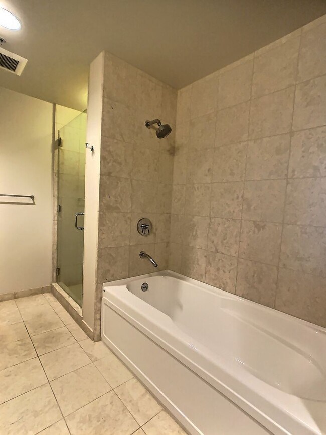 Building Photo - 20th Floor Spacious 3 Bedroom Condo with Den