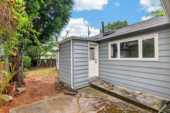 Building Photo - 2124 NE 78th Ave