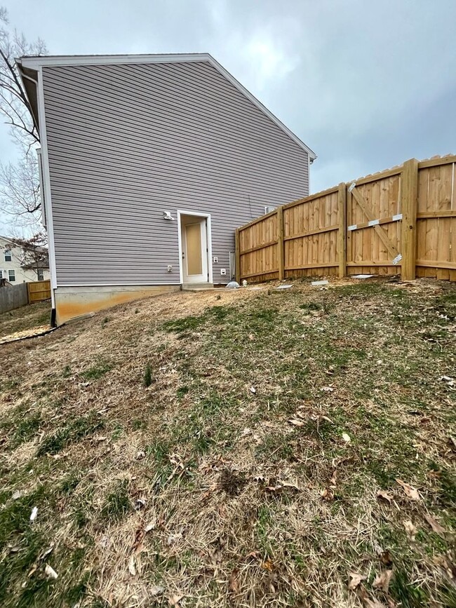 Building Photo - 104 Melody Ct