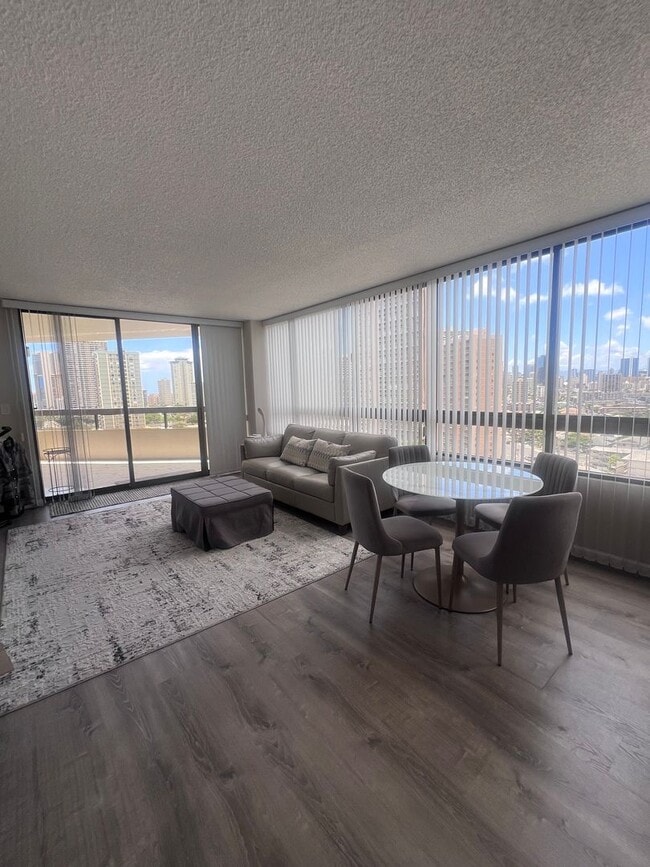 Building Photo - 2 Bedroom, 2 Bath, 2 Parking, AC at Iolani Court Plaza