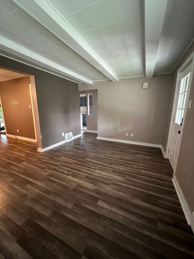 Building Photo - Newly Updated 3 Bed, 2 Bath Home on a Quiet Street in Brentwood- Available 7/15!