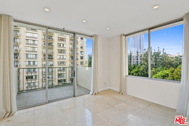 Building Photo - 2160 Century Pk E