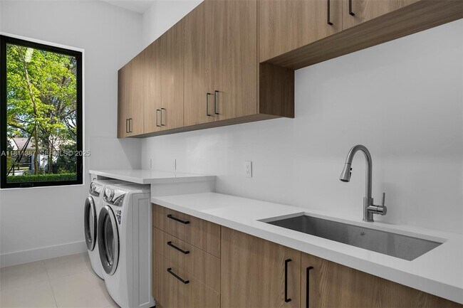 Building Photo - 12500 SW 64th Ave