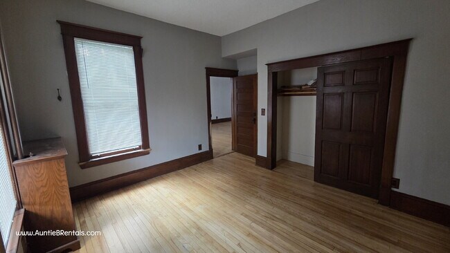 Building Photo - 3 bed - 1 bath One block from Grand Ave in...