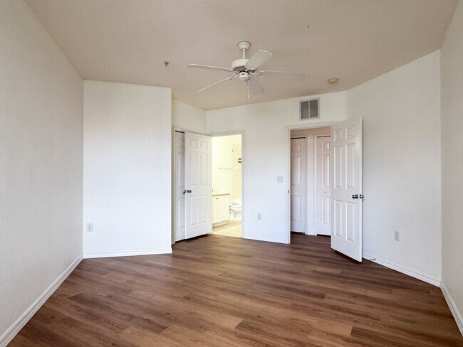 Building Photo - Spacious 1 bedroom overlooking pool at The Registry!