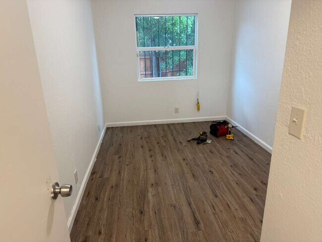 Building Photo - 560 3rd St