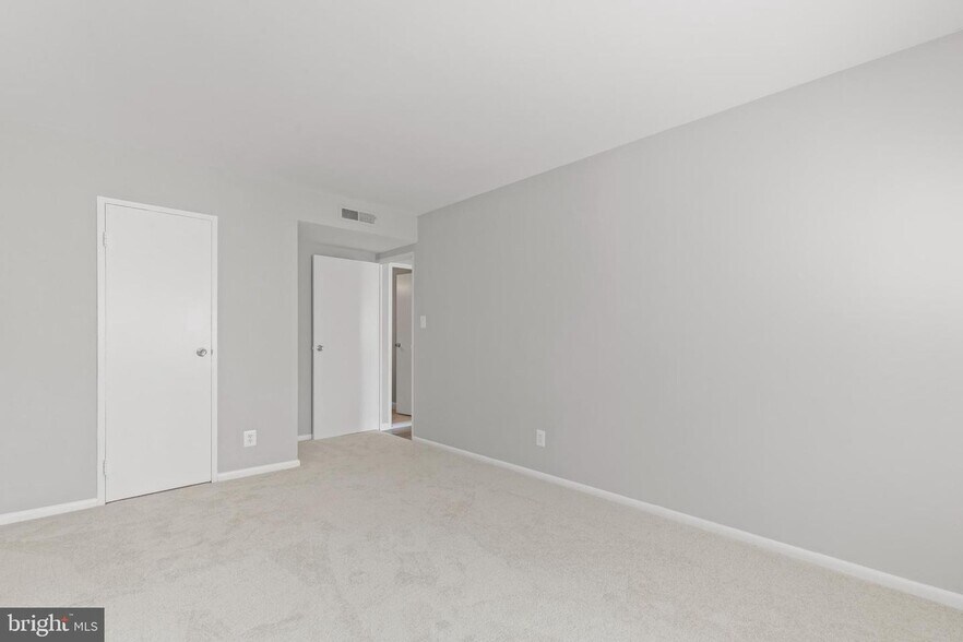 Building Photo - 5801 Quantrell Ave