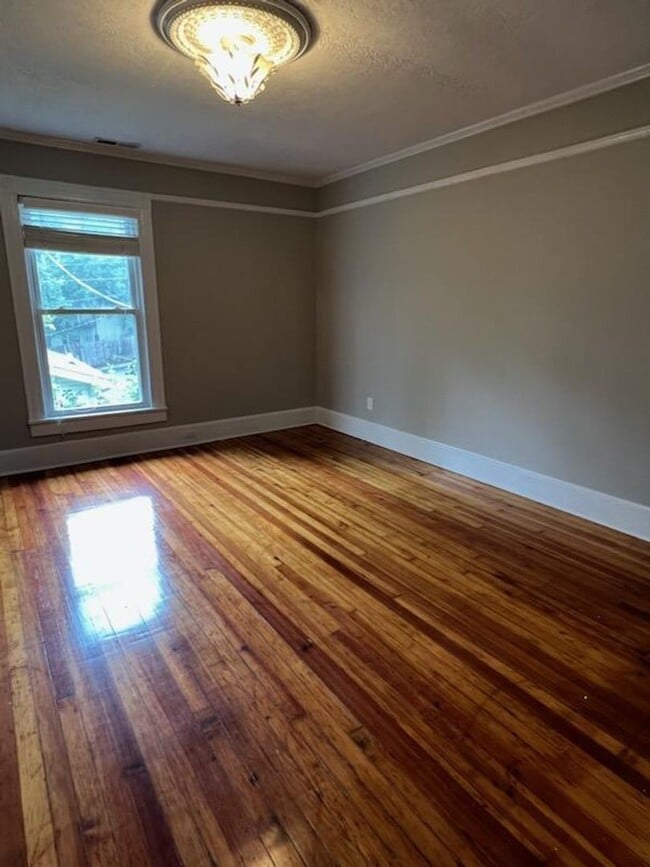 Building Photo - Downtown Marion Rental!