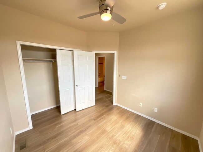 Building Photo - 3 Bedroom Townhome Available Near Constitu...