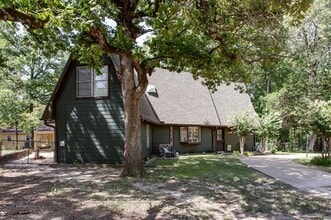 Building Photo - 137 Oak Haven Dr