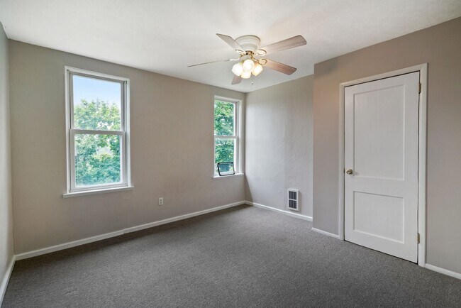 Building Photo - SCORE 1ST MONTH'S RENT FREE IF SIGNED BY AUGUST 7!Convenient 2 Bedroom home in Mt. Washington ava...