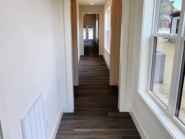 Building Photo - Bright & Modern Newly Built Home!!