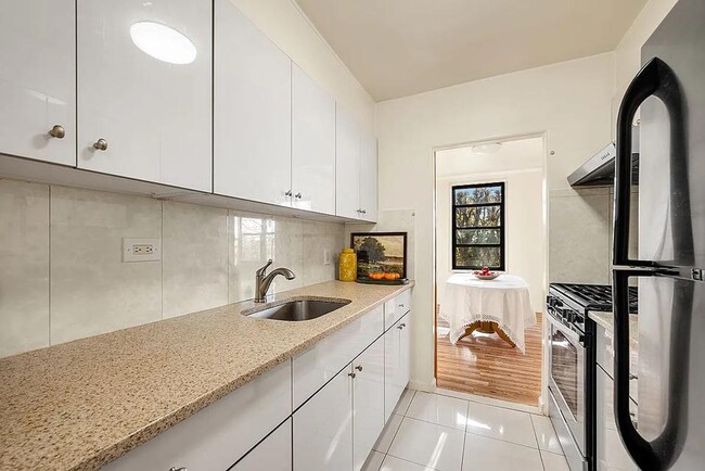 Building Photo - 140-15 Holly Ave