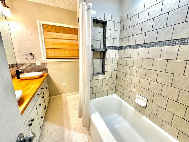 Building Photo - WELL MAINTAINED