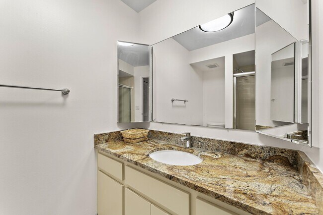 Building Photo - 527 Brackenwood Pl