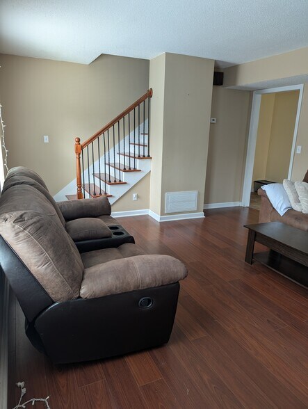 Living room (from front door) - 914 Murrell Rd