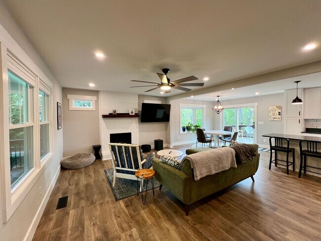 Building Photo - Beautifully Updated Home!  Fenced Yard!