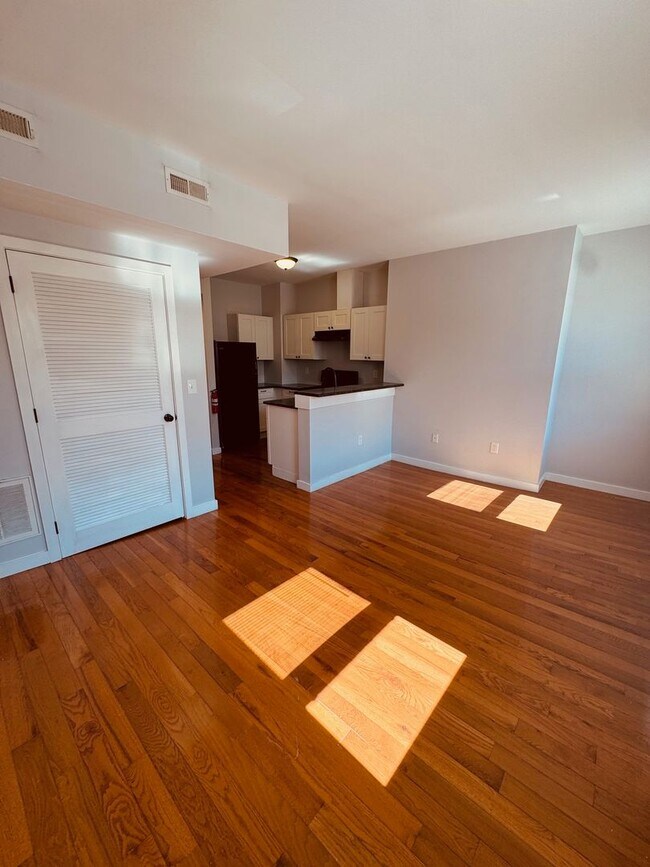 Building Photo - 221 Market St