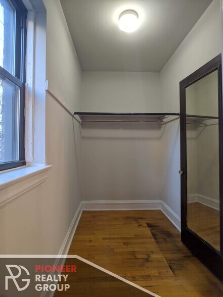 Building Photo - 4635 N Paulina St