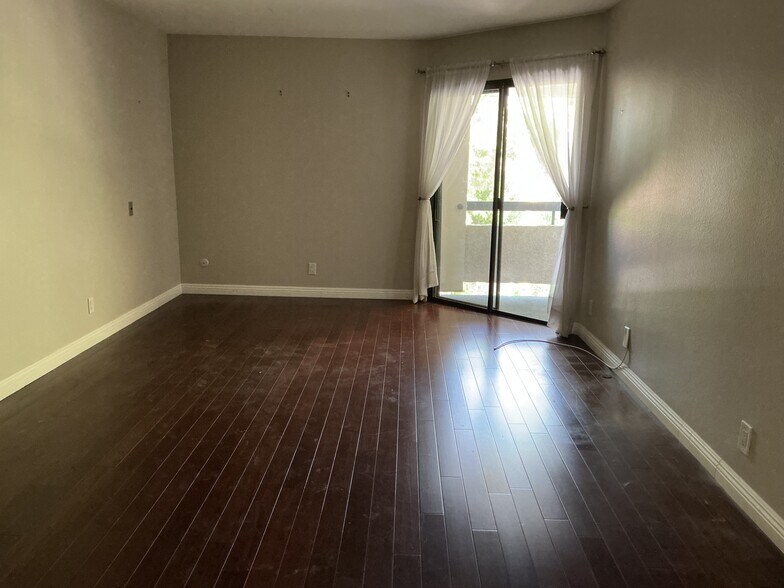 Building Photo - 21650 Burbank Blvd