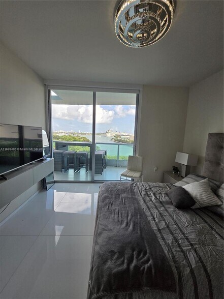 Building Photo - 900 Biscayne
