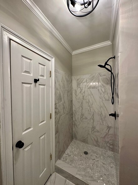 Building Photo - 983 Maple St