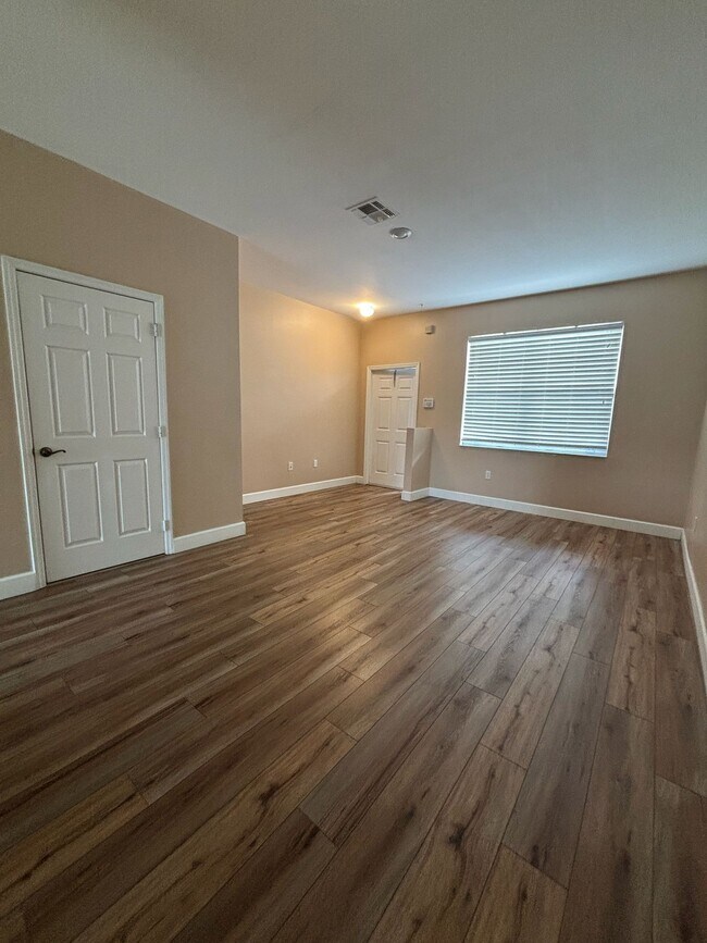 Building Photo - 3642 Pine Oak Cir