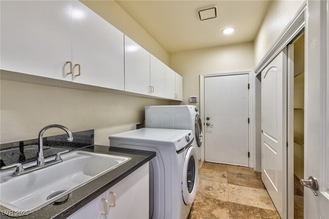 Building Photo - 8129 Pacific Cove Dr