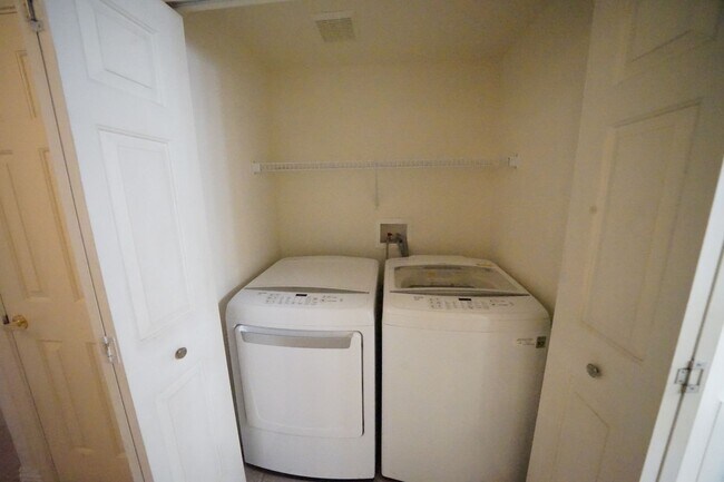 Building Photo - SHOWINGS AVAILABLE NOW