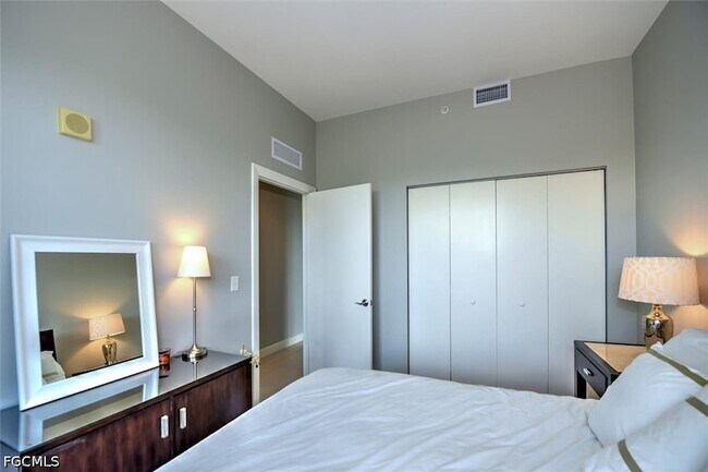 Building Photo - 3000 Oasis Grand Blvd
