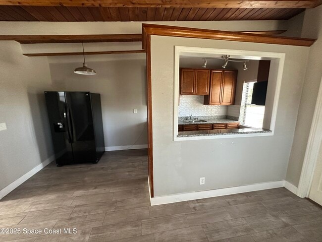 Building Photo - 1604 S Miramar Ave