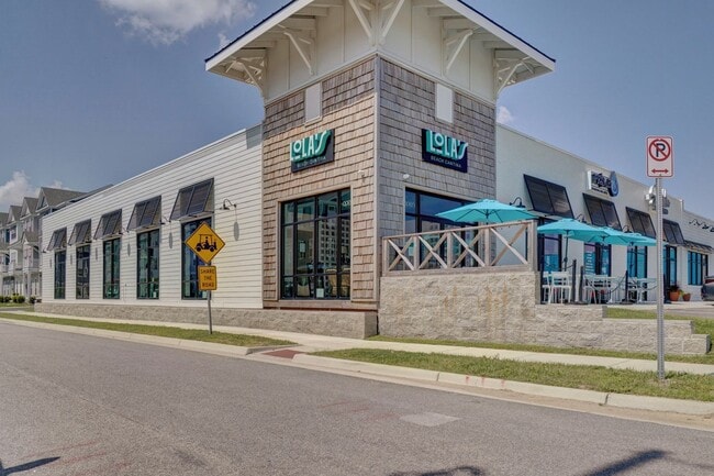 Building Photo - 3-Bedroom Townhome w/Attached Garage! Avai...